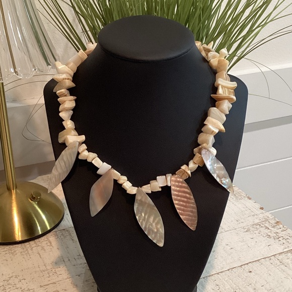 Jewelry - Elegant Cream and Silver Shell Necklace
